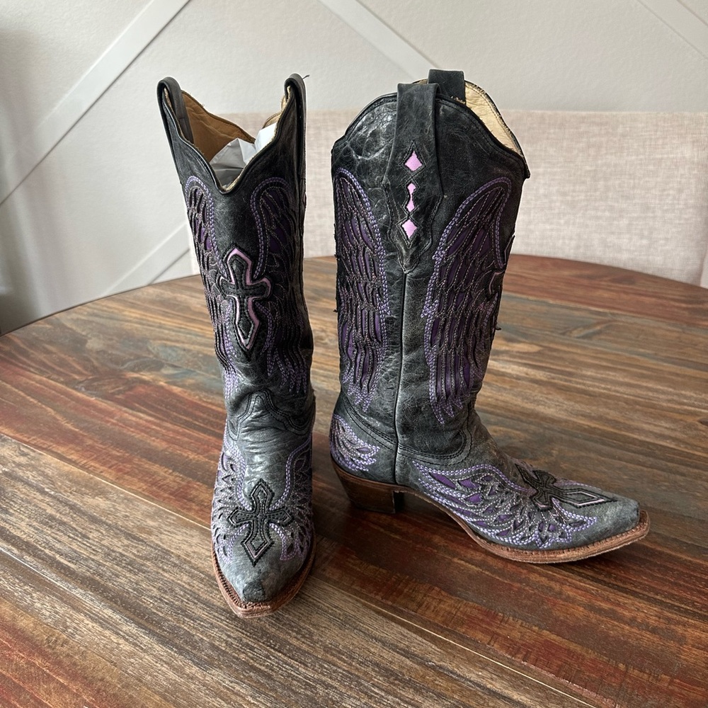 Size 7 Black with Purple cross Corral snip toe boots. 13” shaft